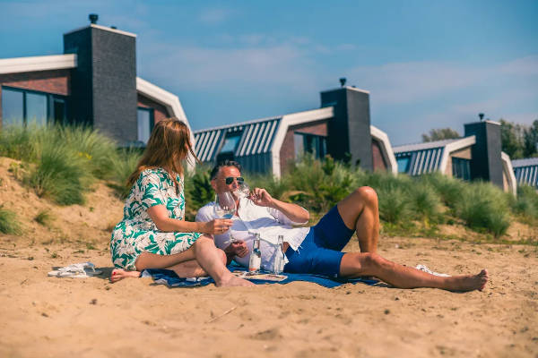 Wijntje drinken op het strand