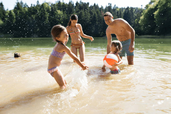 Samen spelen met de bal in het water