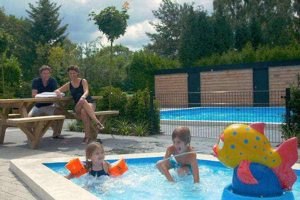 Bungalowpark Het Verscholen Dorp: Kinderen spelen in het peuterbad