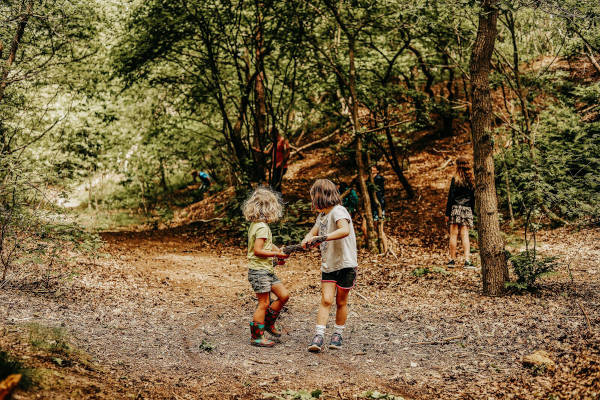 Kinderen lopen in het bos