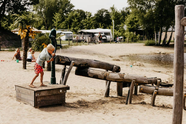 Spelen met water op het strand