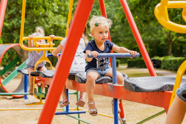 Kinderen spelen in de speeltuin