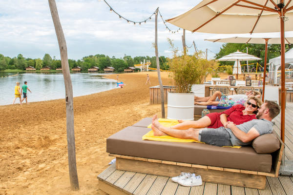 Vakantiepark BreeBronne: Liggen bij de beachbar