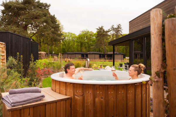 Samen een drankje doen in de hottub 