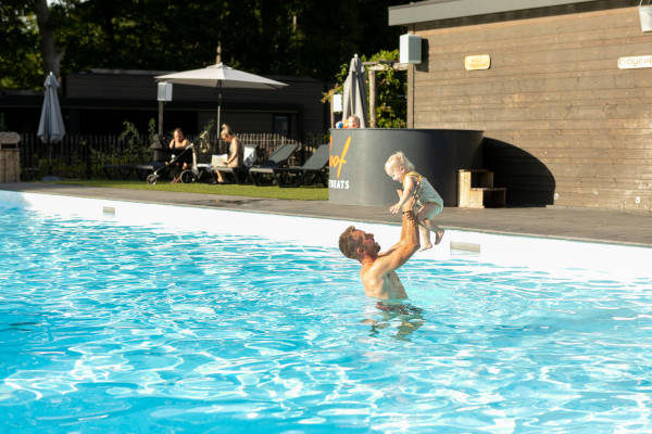Vader met kind samen aan het zwemmen