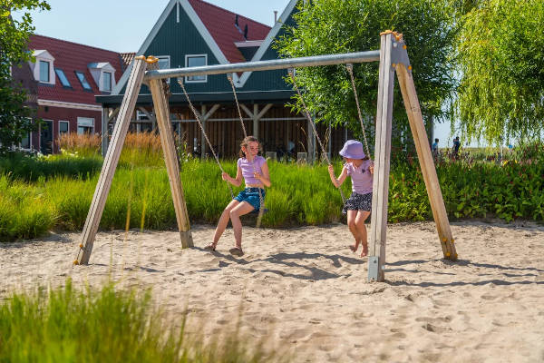 Europarcs Camping en Jachthaven Uitdam: Schommelen op de schommel