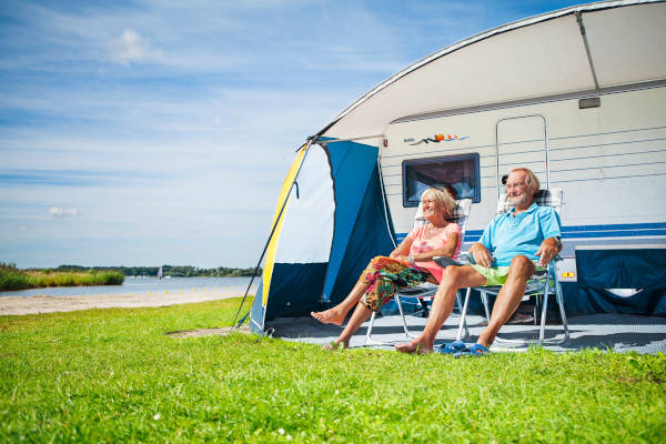 Genieten van de zon voor de tent