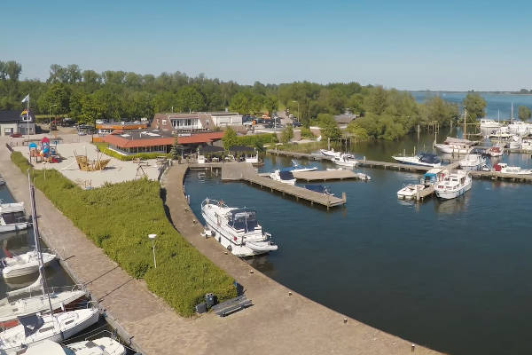 De jachthaven op het vakantiepark