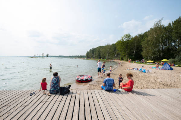 Relaxen op de steiger bij het strand