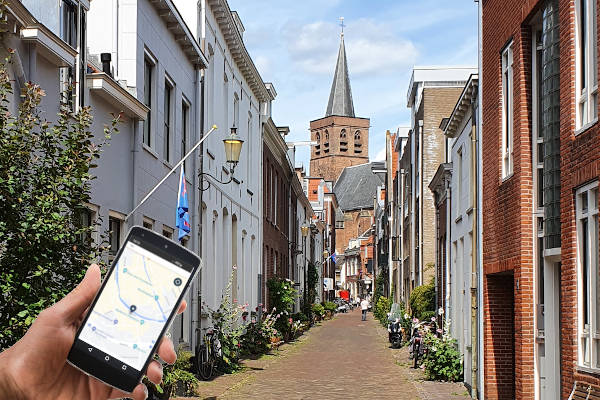 Lopen door de straat met een telefoon in je hand