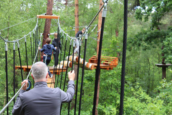 Lopen over de houten platen