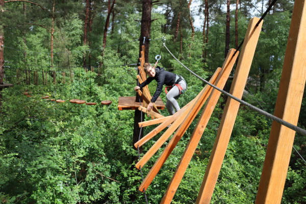 Lopen over het touw met houten stokken