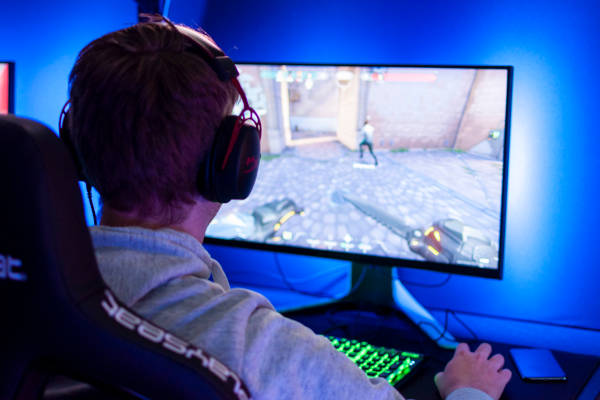 Go!Gaming Groningen: Jongen aan het gamen achter de pc