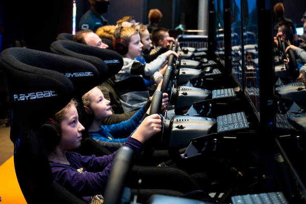 Kinderen aan het racen op de console