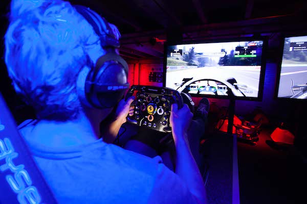 Zet jij de snelste tijd neer in de racesimulator