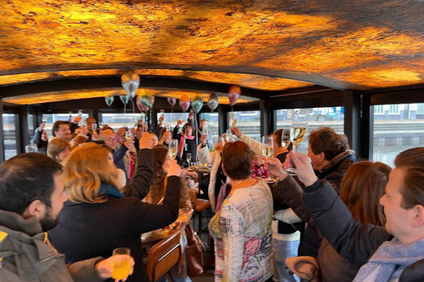 Rondvaart of luxe sloep huren Loosdrecht : Drankjes doen op de boot