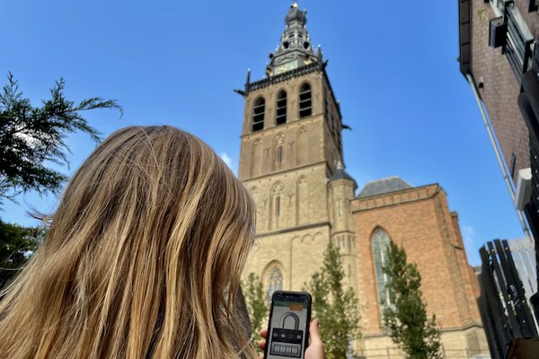 Los de raadsels op tijdens een tour door de stad