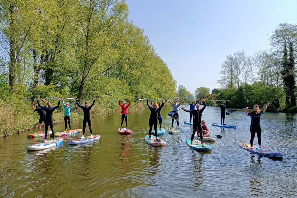 Met de peddels de lucht in