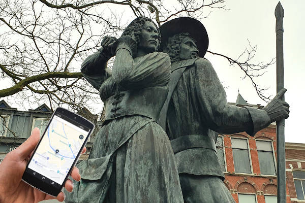 Lopen langs een standbeeld in Haarlem tijdens de Escape Xperience
