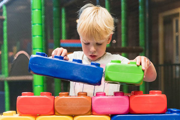 Jongen bouwt met blokken