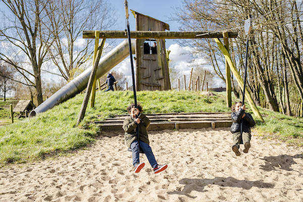 Speel samen met je vrienden en vriendinnen op de kabelbaan en op andere leuke speeltoestellen