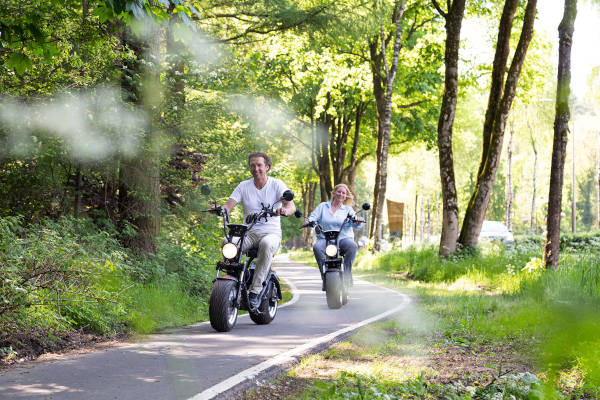 Toeren op de e-choppers door de bossen