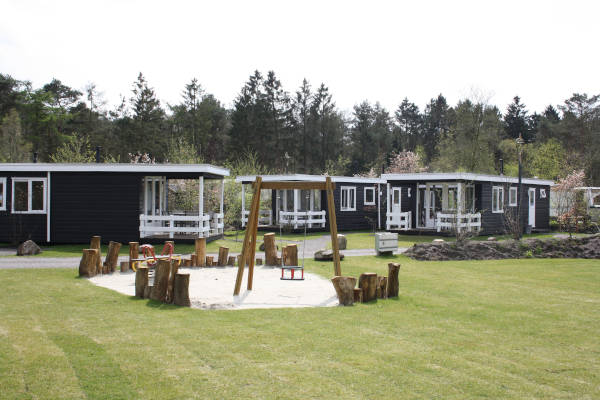 Chalets met een speeltuin ervoor