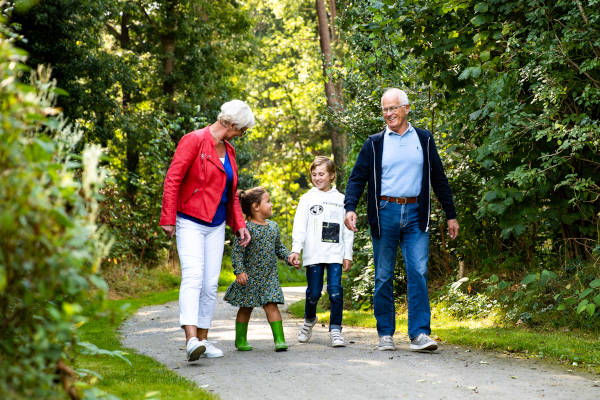 Met opa en oma wandelen in het bos