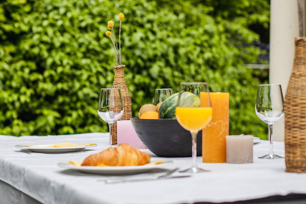 Geniet buiten van een lekker ontbijt of lunch