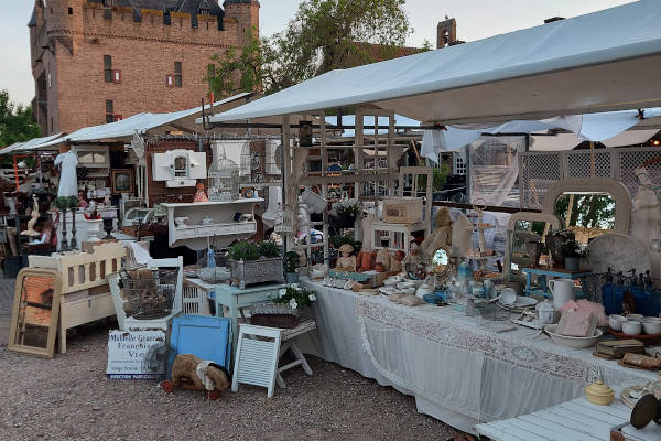 Doornenburgse Kasteelfair : Brocante markt