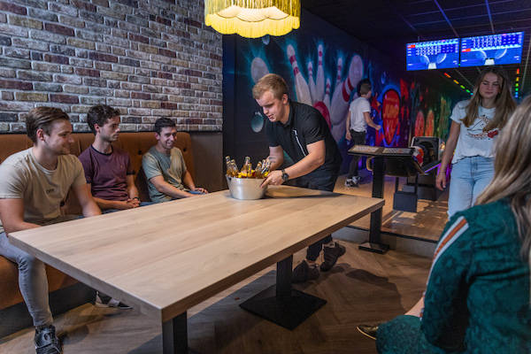 Drink een drankje tijdens het bowlen