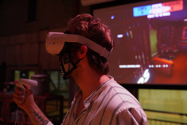 VR Lasergamen Utrecht: Jongen met vr bril op