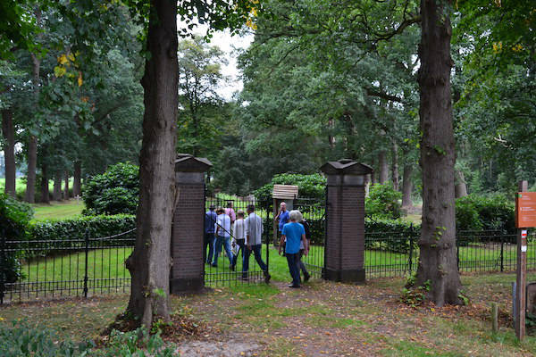 Wandel samen met een groep door het bos en luister naar alle verhalen over het gebied de Ommerschans