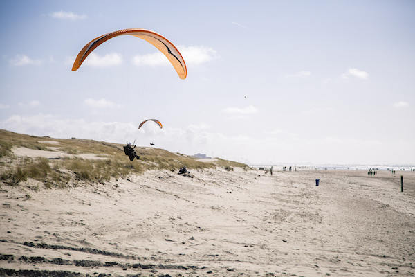 Paragliden op het strand