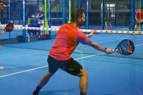 Padelhill: Jongen gaat op de bal af