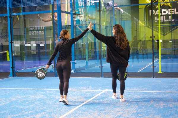 Padelhill: Meiden geven elkaar een high five na het gespeelde potje