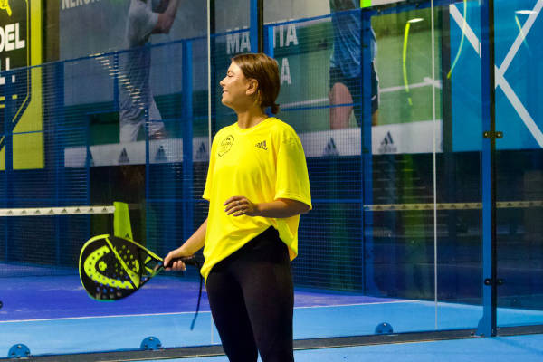 Meisje met racket in haar hand