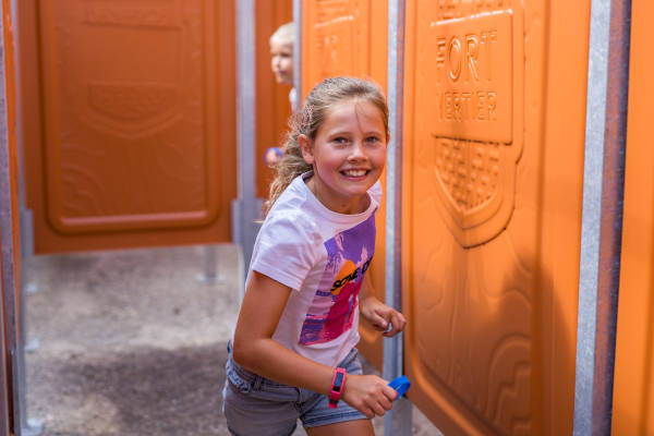 Meisje probeert als eerste bovenaan de toren te komen