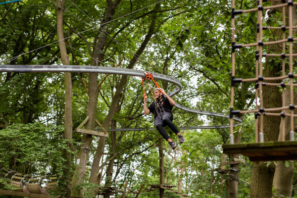 Midden in de boscht van de rollercoaster zipline