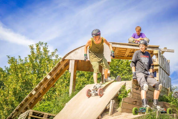 Mountainboardpark Groningen: Jongen gaat van de helling af