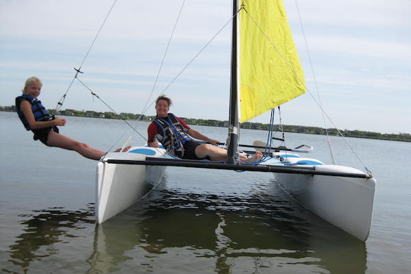 Toms Beach en Surf: Samen op een catamaran!