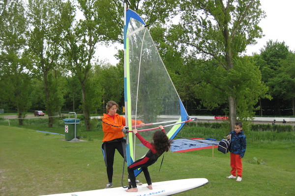 Trotseer jij de hoge golfen in de zee tijdens het windsurfen?