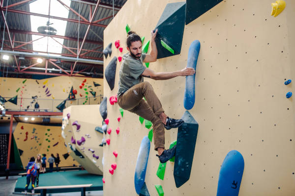 Boulderhal Krachtstof: Man is aan het boulderen