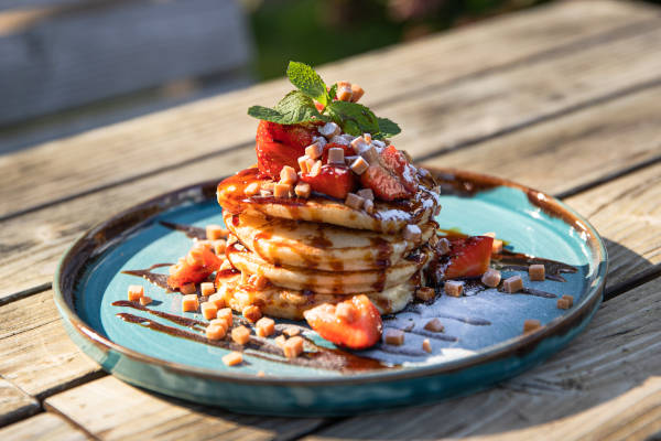 Bord vol met pannenkoeken