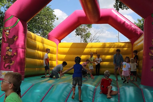 Koetstock Muziekfestival: De kinderen kunnen zich ook vermaken op het springkussen