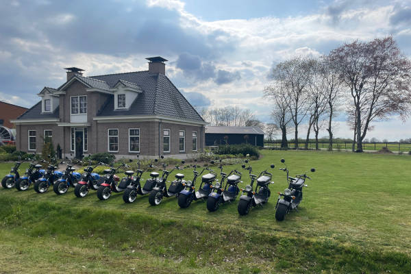 Hondsrugtours: De E-choppers naast elkaar