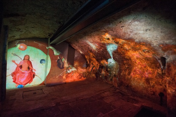Met behulp van nieuwe technieken wordt kunst op de muur geprojecteerd
