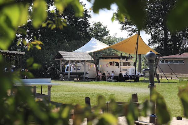 Zomerlicht: Overnacht op een unieke manier in een brandweerwagen!