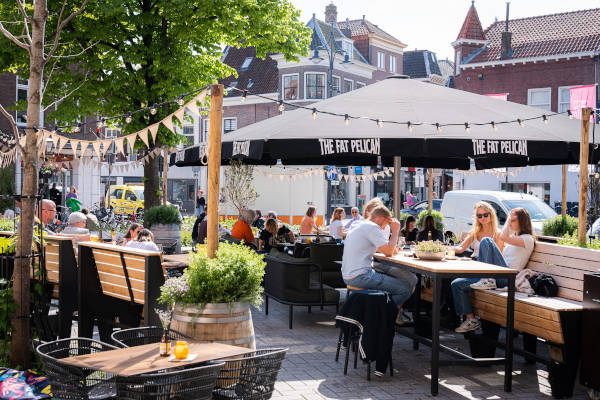 Eten in het zonnetje op het terras