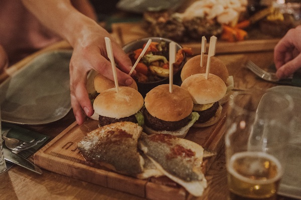 Geniet na het spelen van lekkere hamburgers